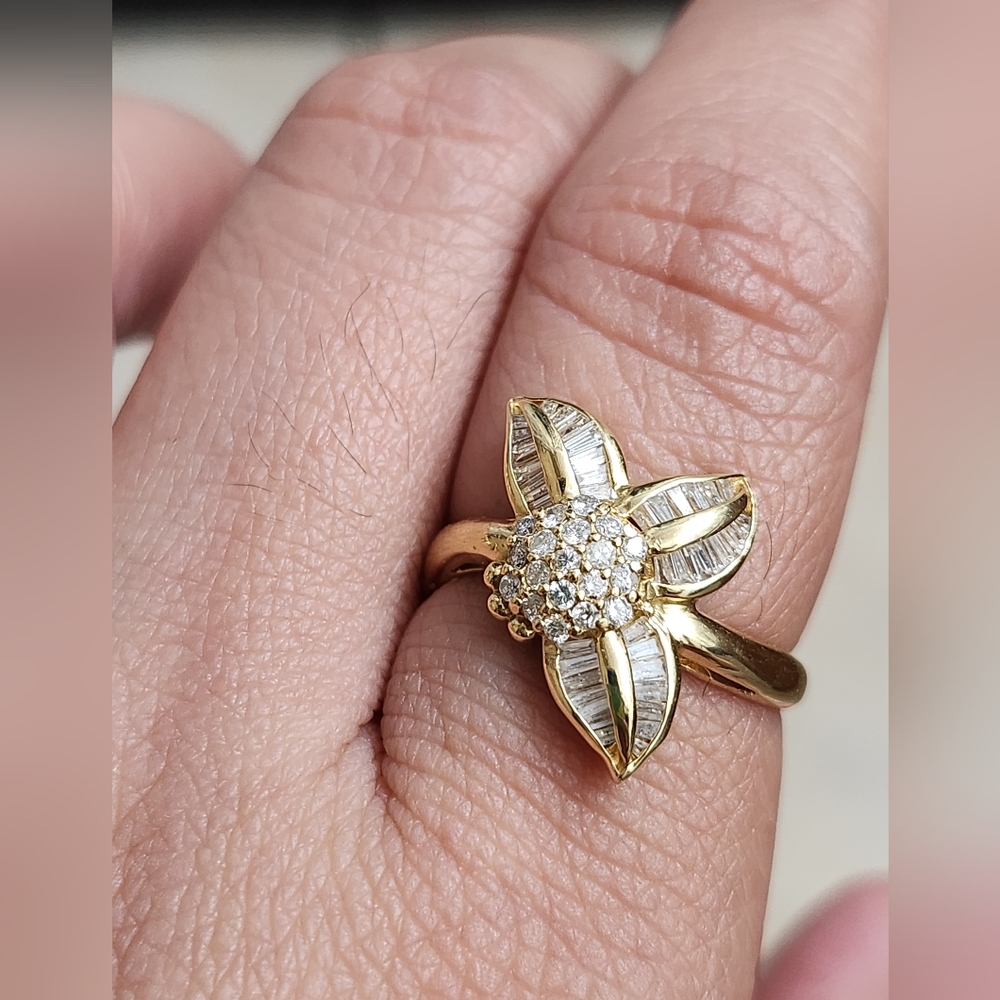 18 karat gold 3 petals size8 ring with .61 carat diamond 4.1 grams made in japan